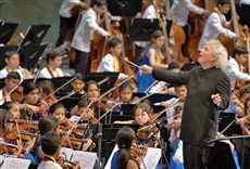 Escena de Simon Rattle & Sinfónica Nacional Infantil de Vene